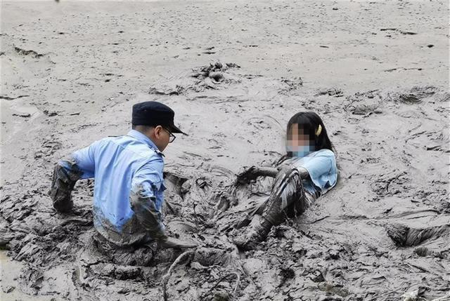 女孩掉进沼泽地图片