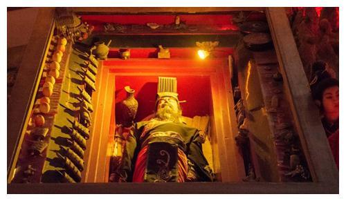 云南农民挖出一口铜棺考古队长连夜申请保护上级直接熔化