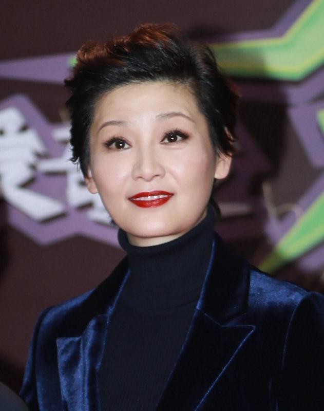 徐帆魅力全开身穿藏青色的丝绒西装套装亮相尽显华美与高贵