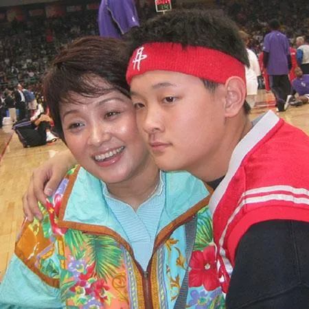 傅彪离世16年,那个冯小刚帮还债,葛优帮养儿的张秋芳,如今怎样了?