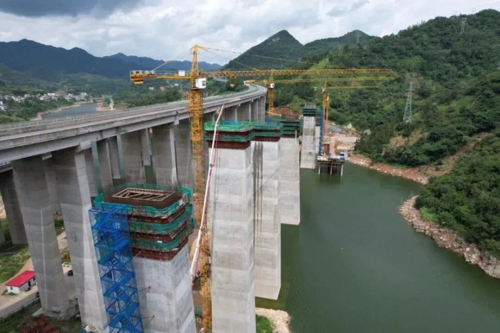 盘兴铁路首个空心高墩顺利浇筑封顶