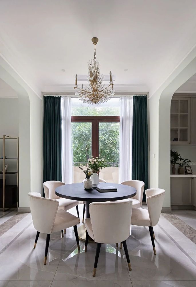 餐厅采光极佳,没有过多的装饰物,处于一层中心.