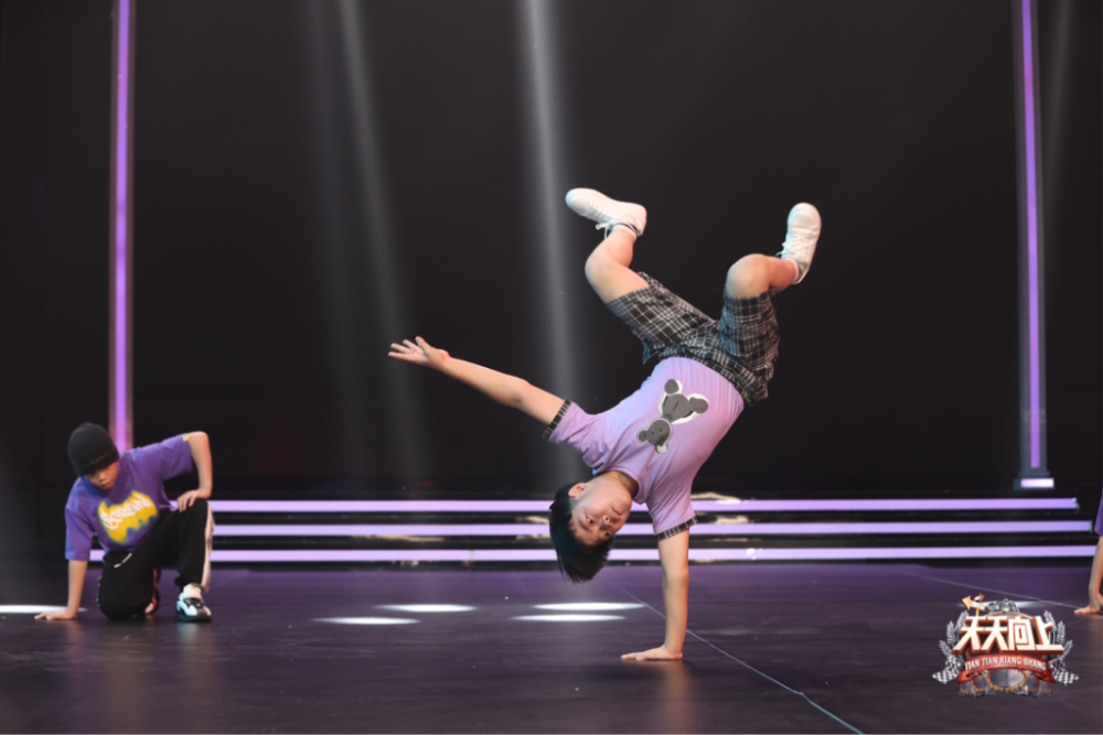 天天向上街舞少年打响城市友谊赛王一博布布乔治为中国少年鼓劲