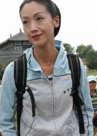 吴倩莲退圈多年后，头发花白一脸皱纹如妇女，一代女神跌落凡尘