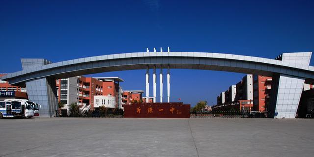 这位杜老师36岁,是山东沂源一中的一名数学老师,据