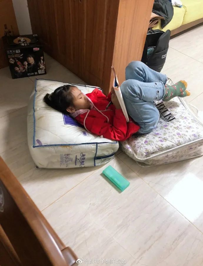 冷兔趣闻小朋友看书姿势能有多奇葩