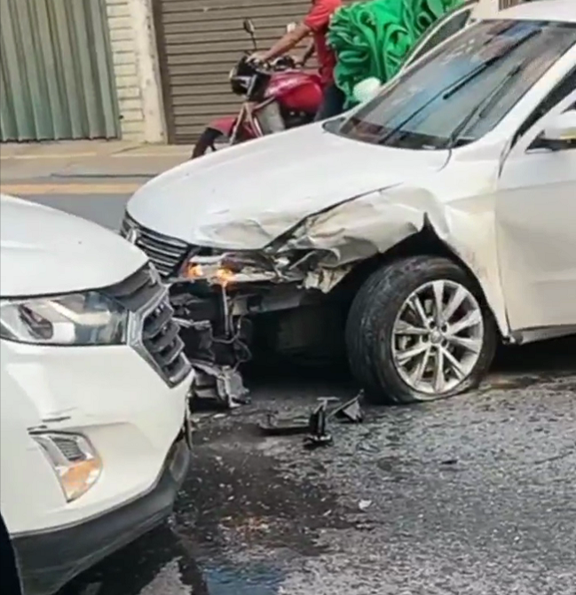 早上7点,萍乡两小车正面相撞,车头撞成面目全非!