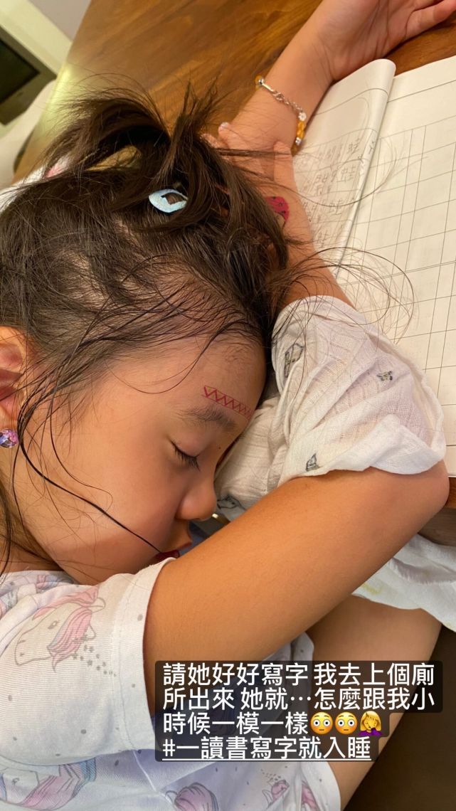 有其母必有其女!贾静雯女儿咘咘写字秒入睡萌翻,戴耳饰侧颜精致