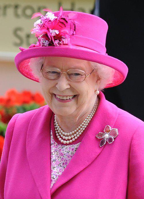 英女王的冰爽胸针这是一份迟到的礼物但深受其喜爱