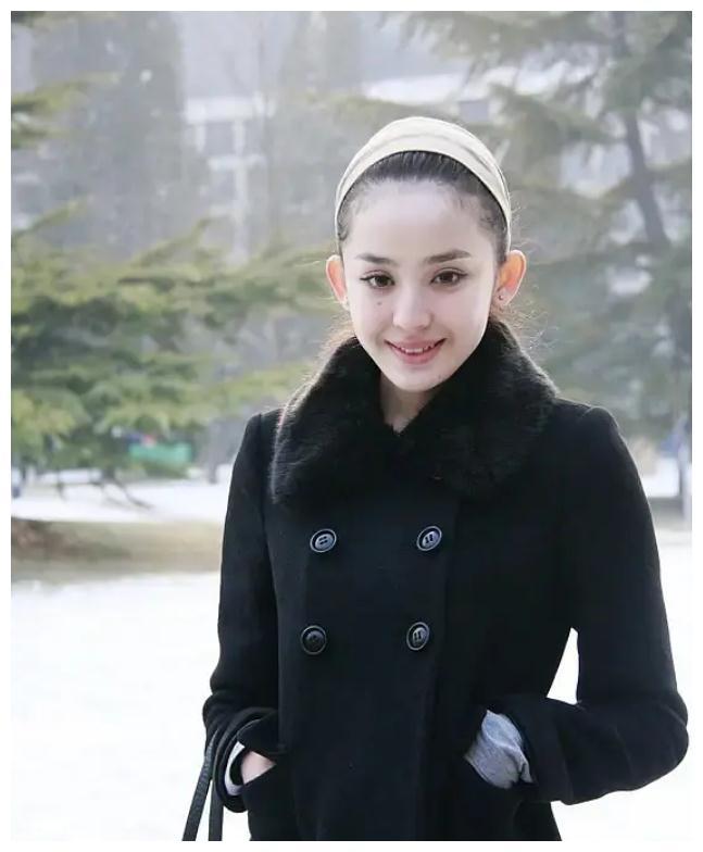 小编当时就觉得古力娜扎还在大学的时候就很美,当时她是小花的级别