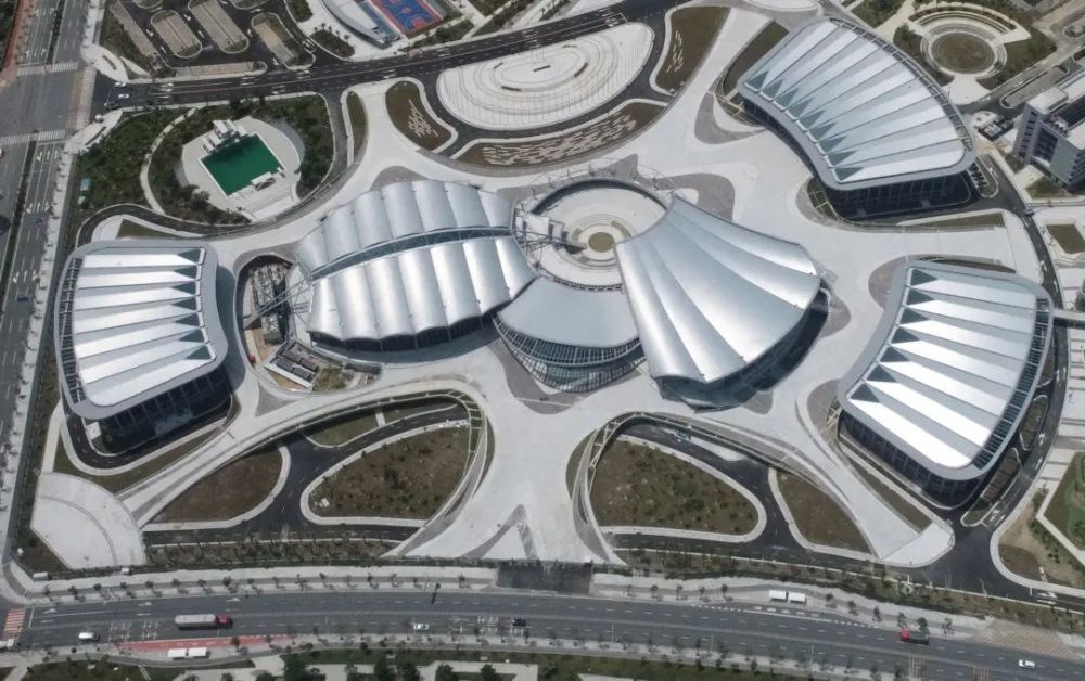 亚青会延期一年举办夜幕下的亚青会主场馆宛若璀璨星河