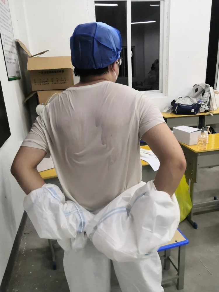 莆田市第一医院连夜抽调第三批30名护士赴仙游郊尾支援核酸采样