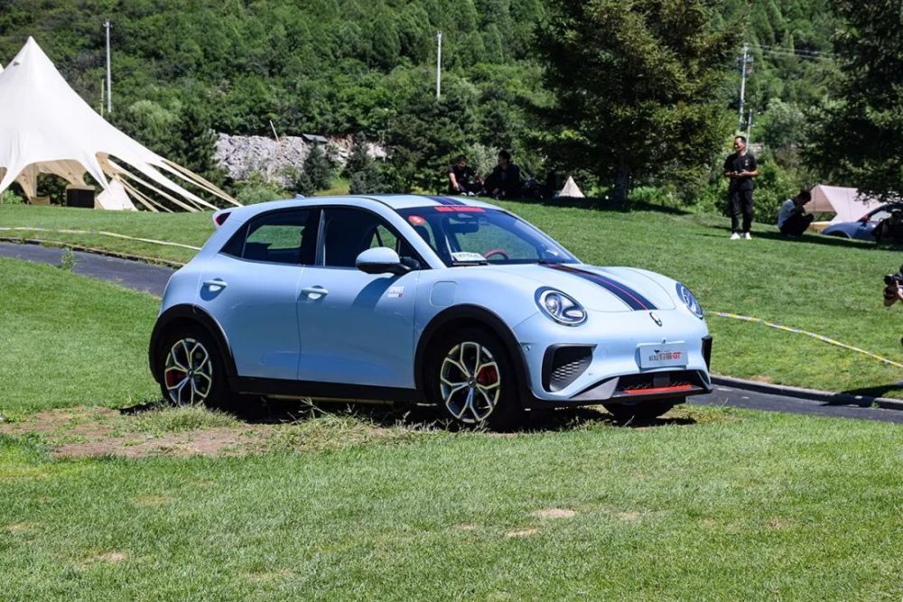 6.9秒破百!好家伙 这小车完全不像外表看着那么呆萌_腾讯新闻