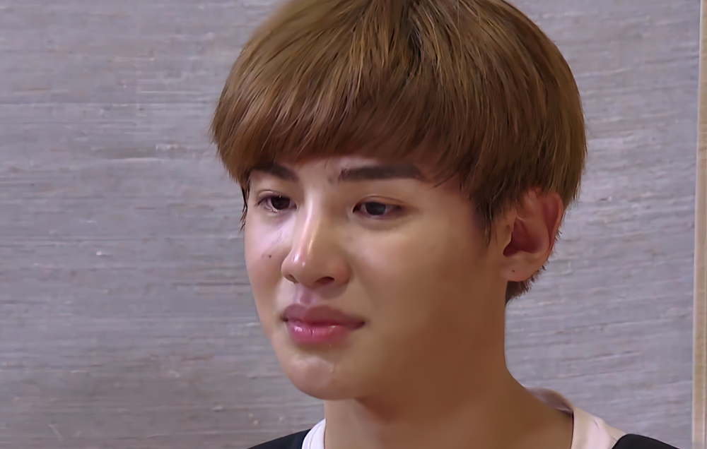 黄明昊被冤枉气到大哭,泪流满面粉底全脱,露出19岁爱豆真颜值