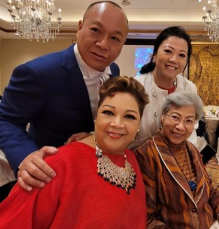 吴志雄豪气嫁女!新娘手腕戴满黄金镯子太奢侈,婚礼现场众星云集