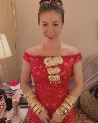 吴志雄豪气嫁女!新娘手腕戴满黄金镯子太奢侈,婚礼现场众星云集