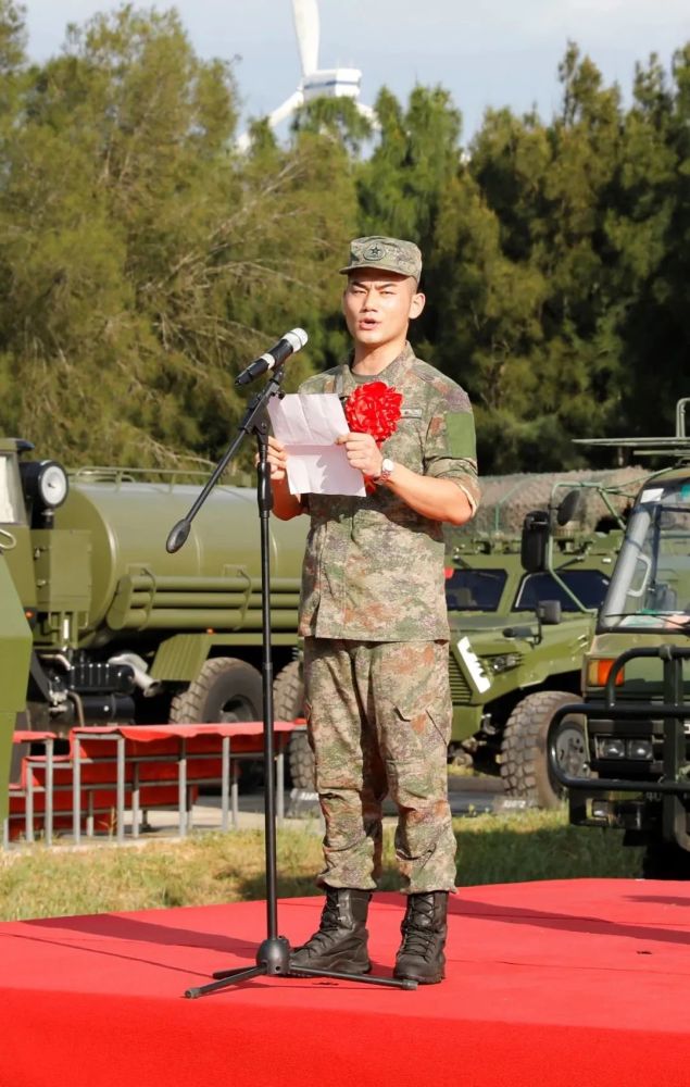 穿星空迷彩退伍的士兵帅