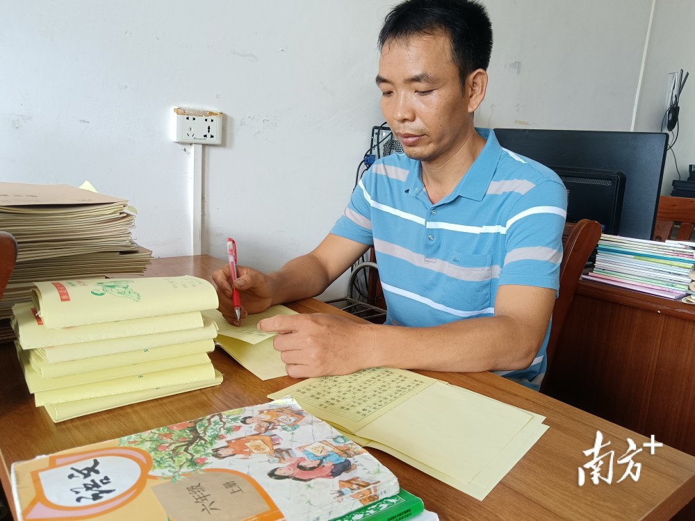 山区教师冼明沛在山区学校扎根18年