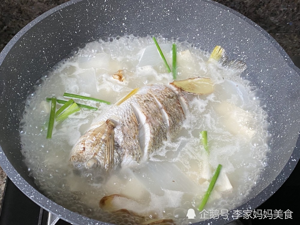 燉魚湯,直接下鍋就錯了,多加一步,魚湯濃稠無腥味,全家都愛喝