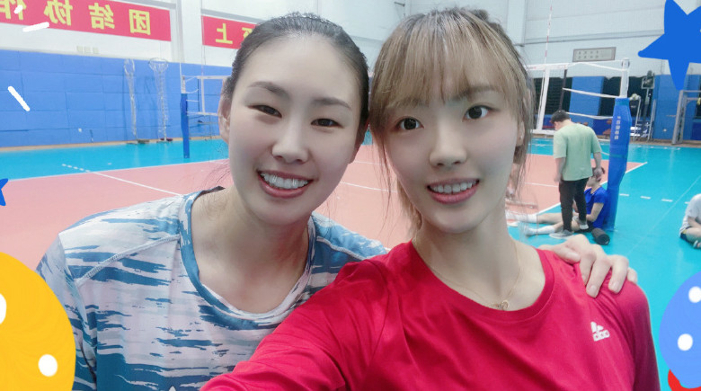 两大女排奥运冠军晒近照:丁霞"小鸟依人"好娇羞,颜妮笑容温暖