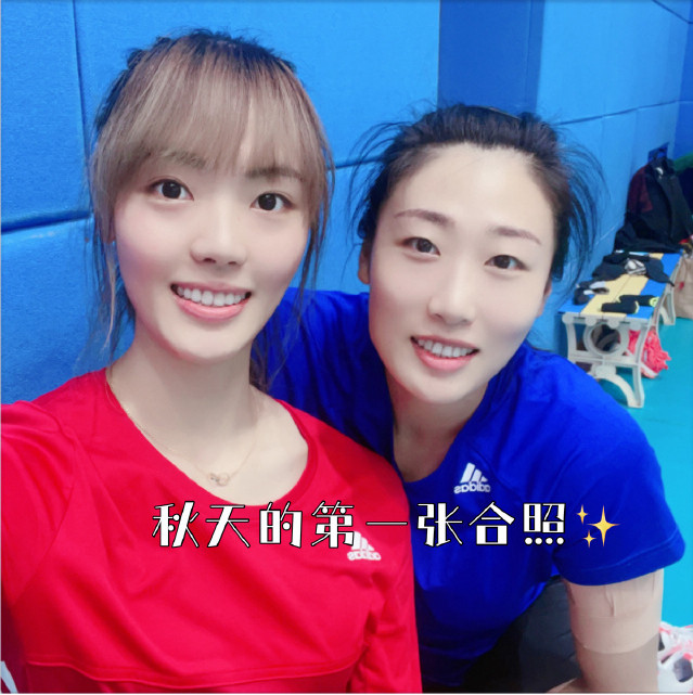两大女排奥运冠军晒近照:丁霞"小鸟依人"好娇羞,颜妮笑容温暖
