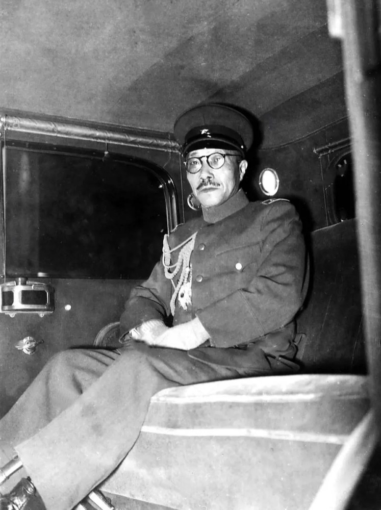 东条英机其实是东条英教的第三个儿子 ,但是由于前面的两个儿子都不幸