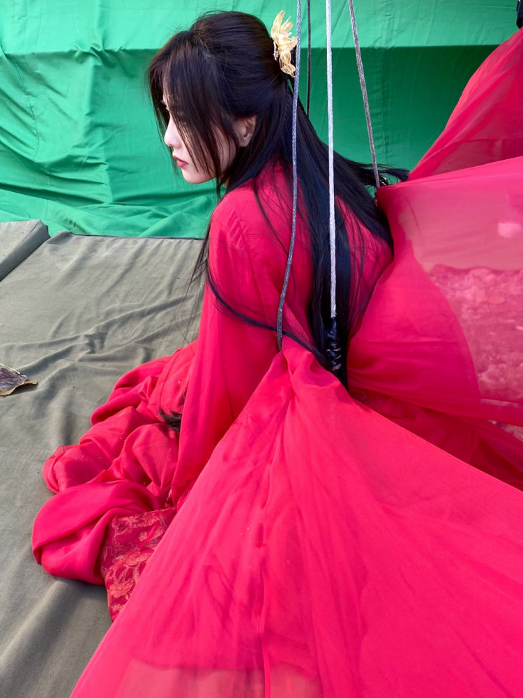 白鹿晒时宜跳楼花絮,红衣造型美出圈,还说自己有"社交牛逼症"