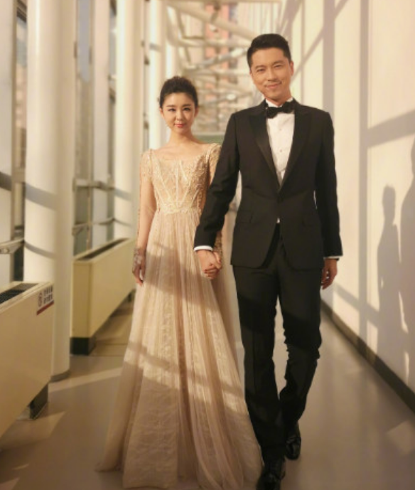 李小萌晒照庆36岁生日,挺孕肚宣传和老公王雷新剧,满脸幸福