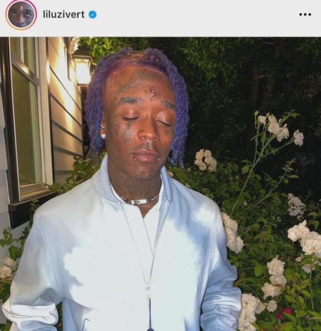 对此,有不少网友曾经调侃要将他额头上的粉钻给摘下来.