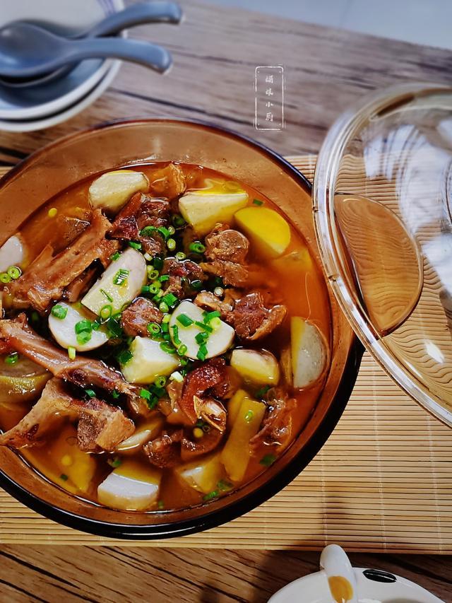 老鸭炖芋头是一道农家菜热乎乎炖一锅香浓温暖秋天正合适