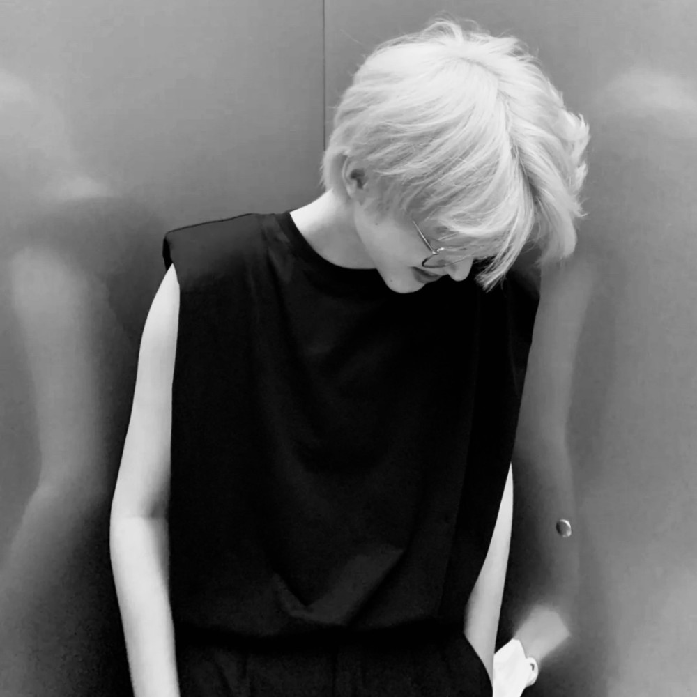 男生头像黑白高清无水印