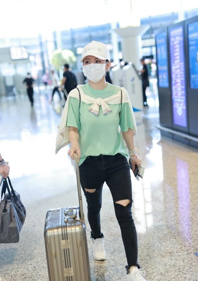 "九球天后"潘晓婷低调亮相,穿粉色t恤走甜美风,39岁仍像少女_腾讯新闻