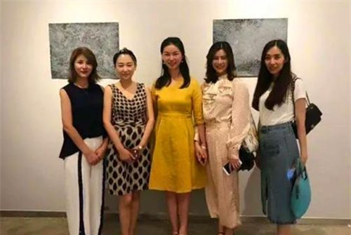 艺术界狠人何云昌割下肋骨做成项链给心爱的5个女人戴上