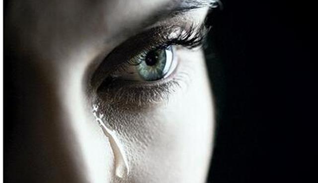 人类的眼泪由什么组成?科学家将它放大3000倍,网友:不敢哭了