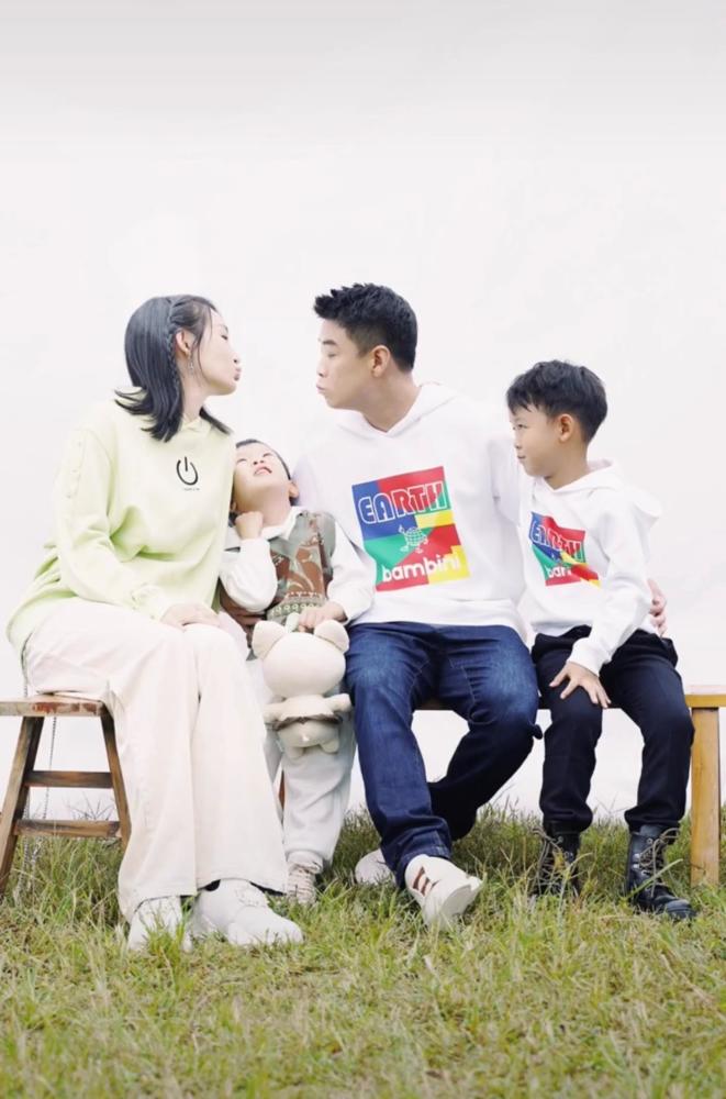 奥运冠军王皓拍全家福,俩儿子白嫩可爱,美娇妻被赞国乒最美嫂子