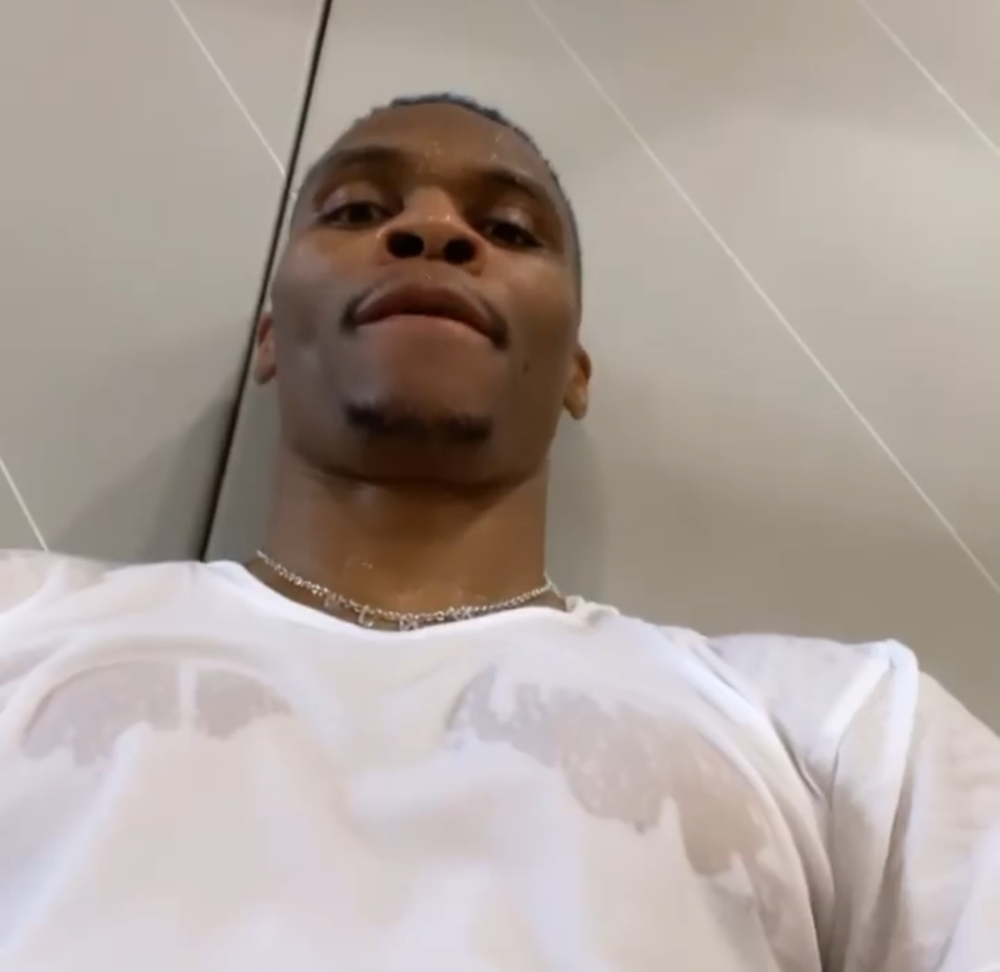 他的身材保持很好,相当健硕,威少本人还晒出了今天训练间隙的自拍