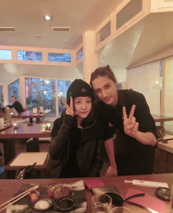 张倩因为长相像可爱的熊猫,也就在朋友之中获得了"小熊猫"的外号,联想