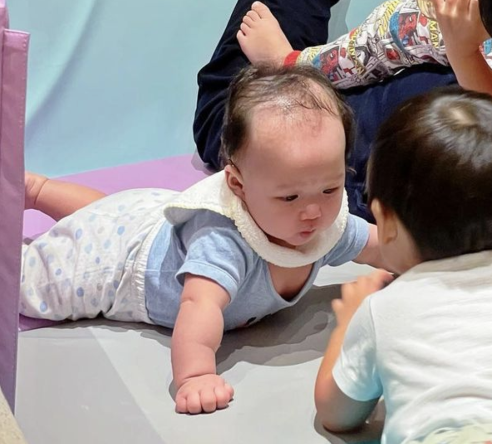 李乘德晒父子四人温馨同框，与胡杏儿视频聊天，老三神似大哥颜值高