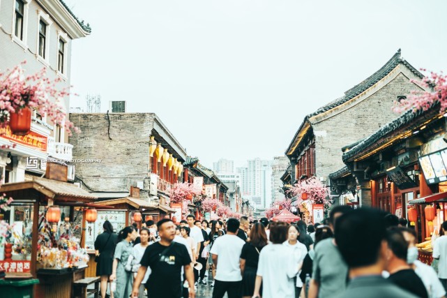 太原最熱鬧的美食步行街,遊客摩肩接踵,包攬本地美食與全國風味