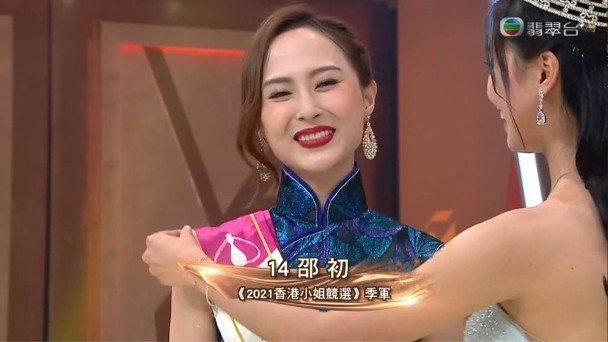 港姐黑马夺冠,其母也曾选美与袁咏仪同届,关礼杰女儿三甲不入