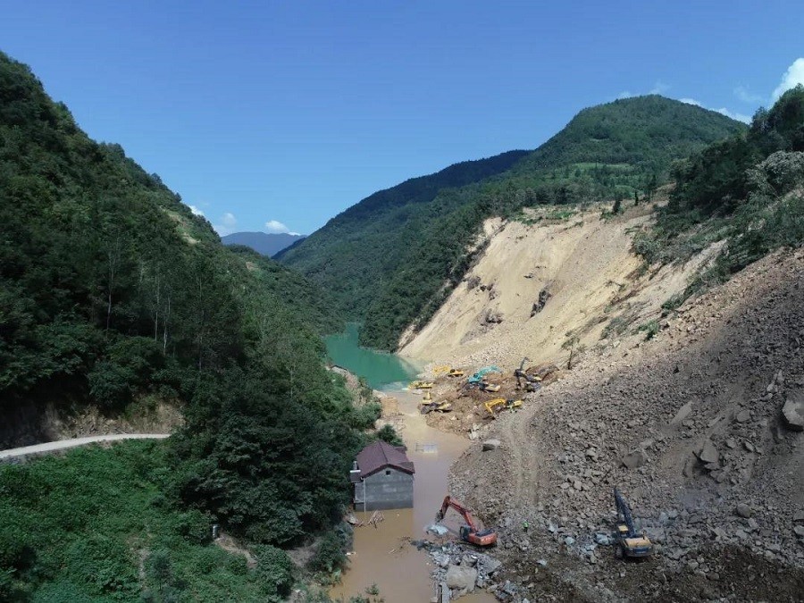 陕西镇巴山体滑坡堰塞湖减少库容22.