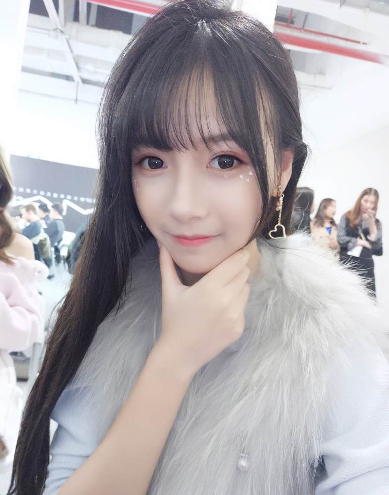 22岁女偶像凌晨晒美照穿红色礼服大秀好身材曾遭公司克扣工资