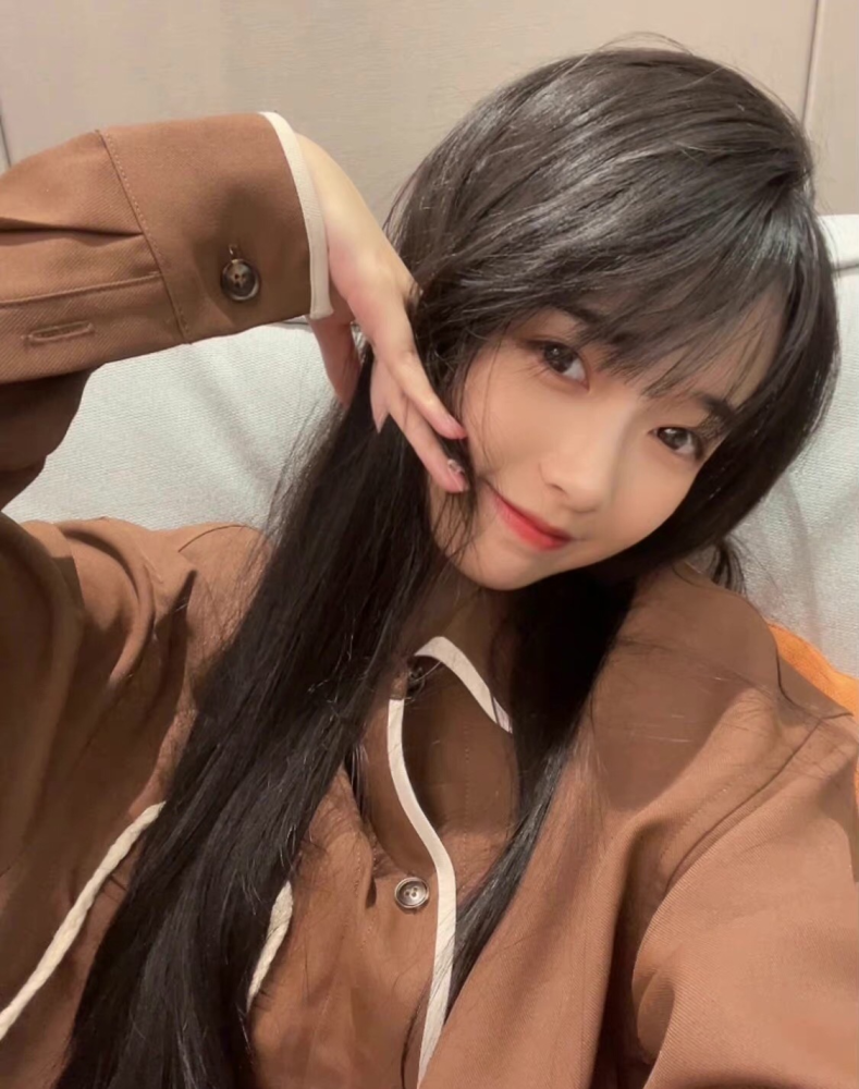 22岁女偶像凌晨晒美照穿红色礼服大秀好身材曾遭公司克扣工资