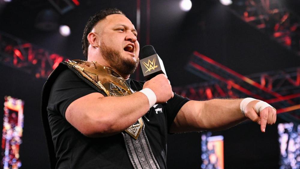 萨摩亚·乔(samoa joe)因伤交出了其wwe nxt冠军腰带.