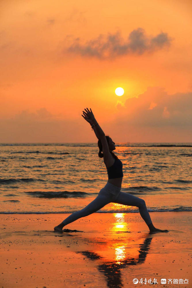 情报站你踏浪而至我翩然而迎用瑜伽迎接日照灯塔风景区日出