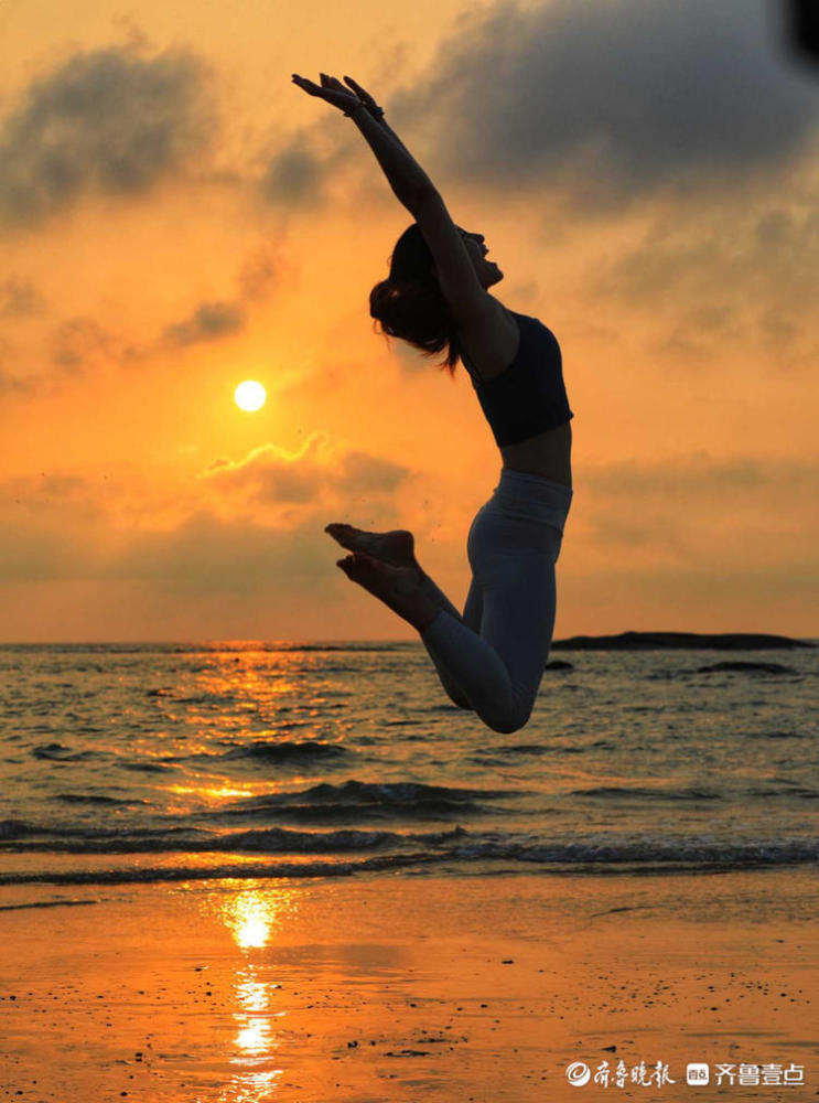 情报站你踏浪而至我翩然而迎用瑜伽迎接日照灯塔风景区日出