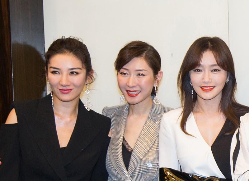 秦岚真的好白啊,和黄奕坐在一起,都选了设计独特的西服_腾讯新闻