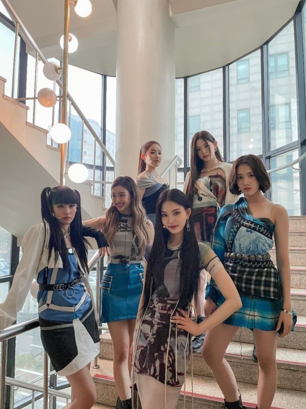 stayc出道后,包括新专辑《stereotype》共发行过三张