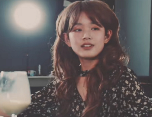 难怪张极女装造型如此出众,看到小时候的空气刘海照,粉丝也算找到答案