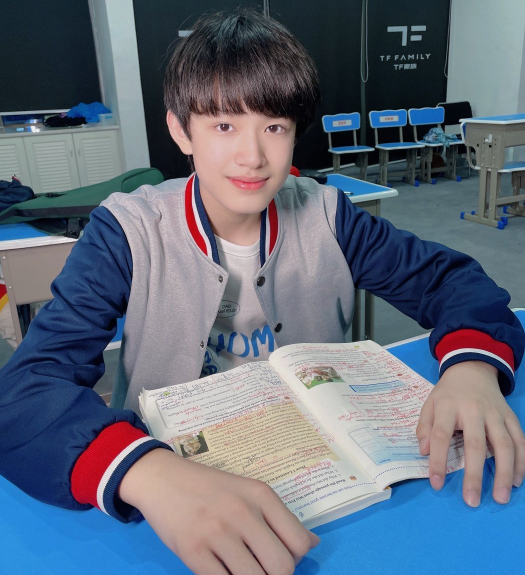 张极童年照公开梳着空气刘海像混血小孩眼睛又大又亮像铃铛